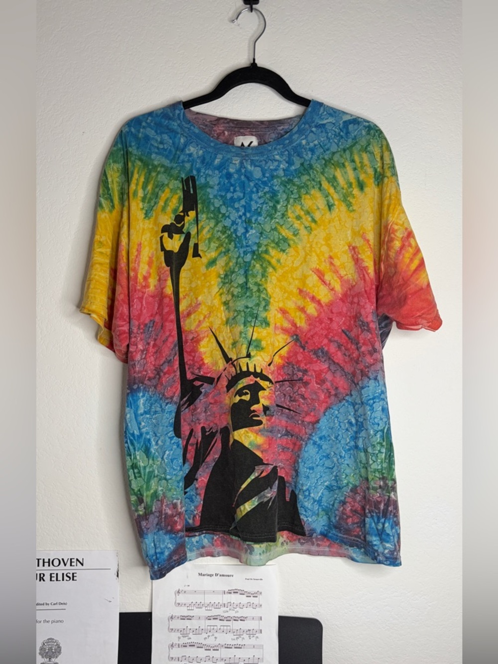 AKOMPLICE TIE DYE T-SHIRT STATUE OF LIBERTY GRAPHIC TEE RAINBOW STREETWEAR  M
